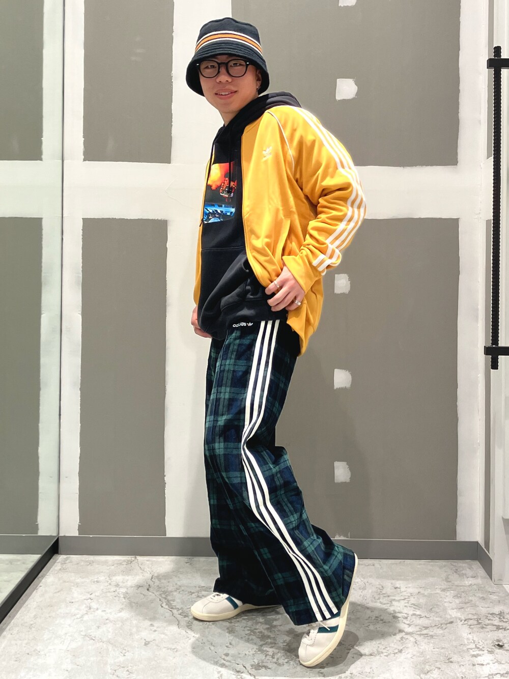 「スニーカー、パーカー、adidas、アディダス、ワイドパンツ、adidas originals、タバコ、アディダスオリジナルス、トラックトップ、アディカラー」｜「adidasのアディカラー クラシックス SSTトラックジャケット（ジャージ） / アディダスオリジナルス adidas Originals（ジャージ、イエロー系）」を使った、KRさん（メンズ・163cm）の秋コーディネートの1枚目の写真