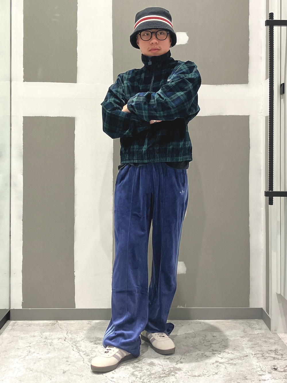 「スニーカー、adidas、アディダス、ベロア、トラックパンツ、adidas originals、アディダスオリジナルス、ベッケンバウアー、ハーフジップ、ガゼル」｜「adidasのコーデュロイ タータン ハーフジップトップ / アディダスオリジナルス adidas Originals（その他トップス、ブルー系）」を使った、KRさん（メンズ・163cm）の秋コーディネートの1枚目の写真