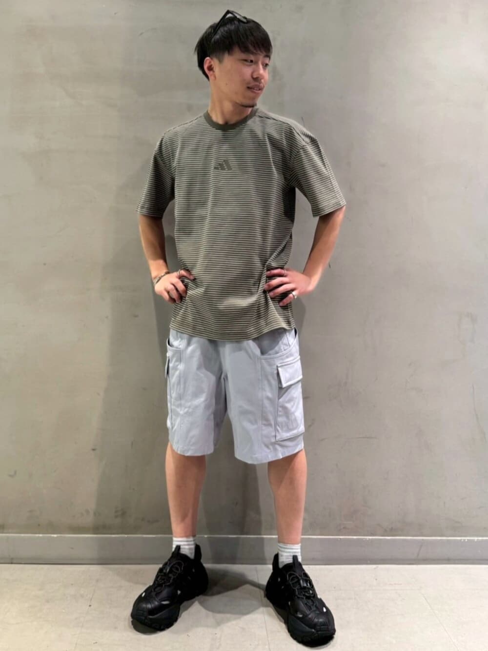 「adidas、アディダス、アディダス(adidas)、アディダスコーデ、半袖、短パン、ショートパンツ、スニーカーサンダル、サンダル、サンダルコーデ、ボーダー」｜「adidasのシティエスケープ ルーズフィット ストレッチウーブン カーゴショーツ / ハーフパンツ / アディダス adidas（その他パンツ、グレー系）」を使った、KRさん（メンズ・163cm）の夏コーディネートの1枚目の写真