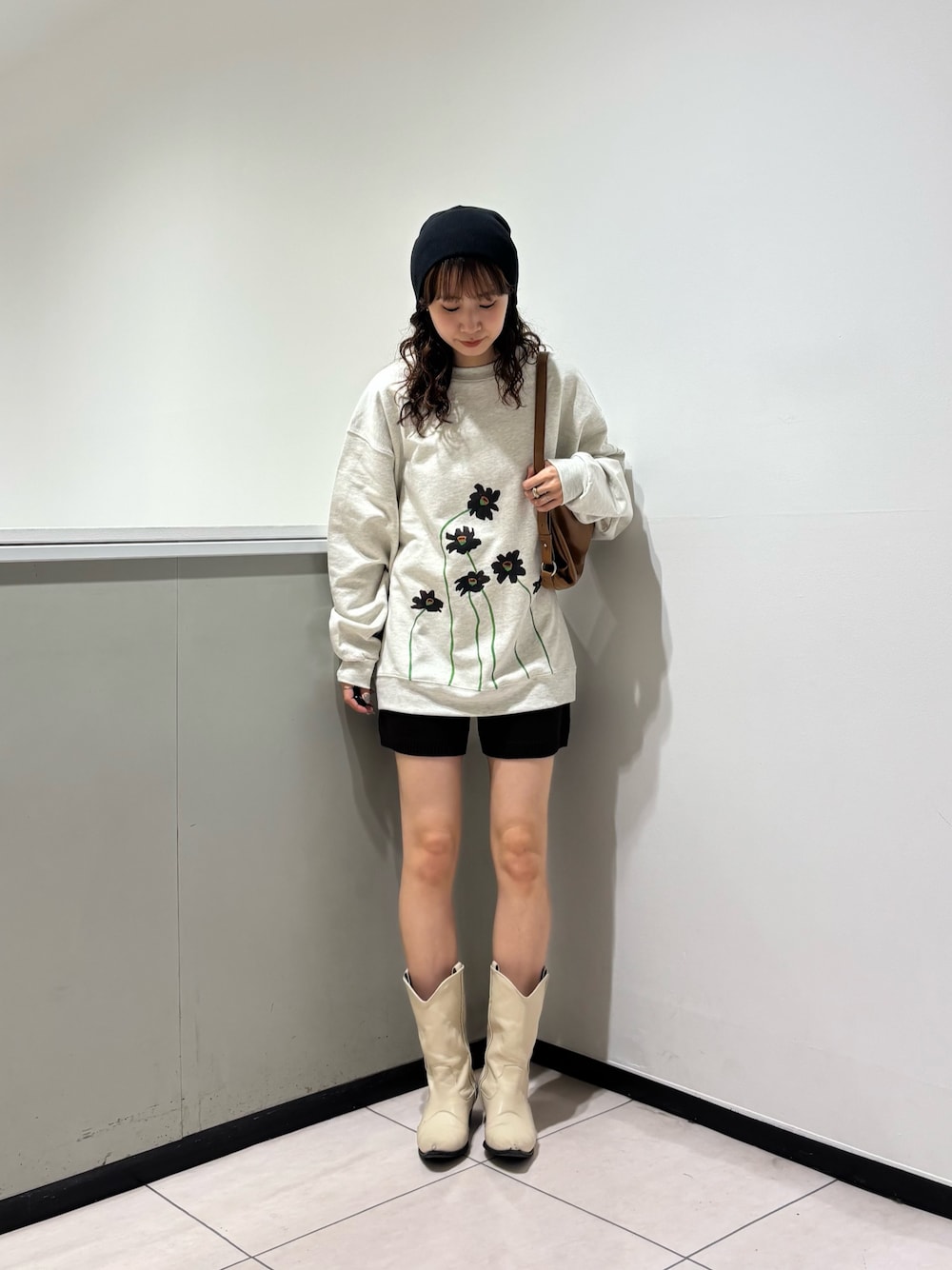 ベージュ系のスウェット、ブラウン系のその他パンツ、イエロー系のショルダーバッグを着用したレディースの秋コーディネートの1枚目の写真