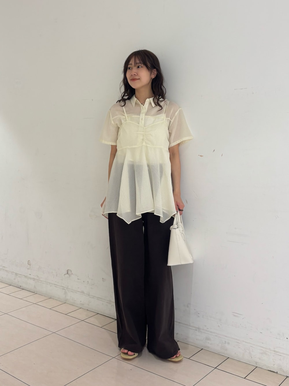 ブラウン系のその他パンツ、ホワイト系のシャツ/ブラウス、ホワイト系のハンドバッグを着用したレディースの夏コーディネートの1枚目の写真