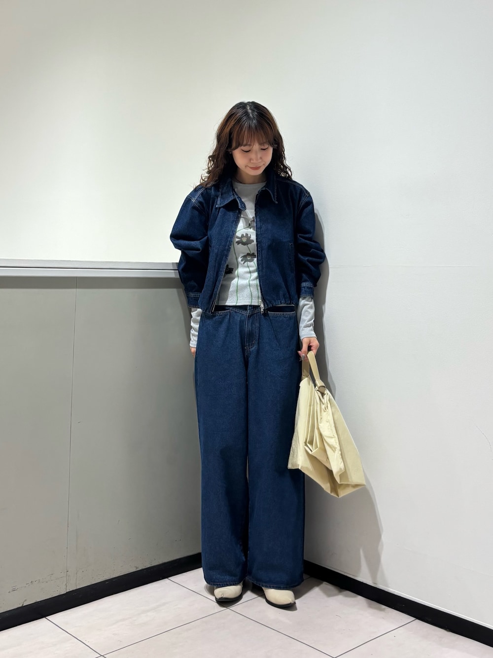 ブルー系のデニムジャケット、ブルー系のデニムパンツ、ブルー系のTシャツ/カットソーを着用したレディースの秋コーディネートの1枚目の写真