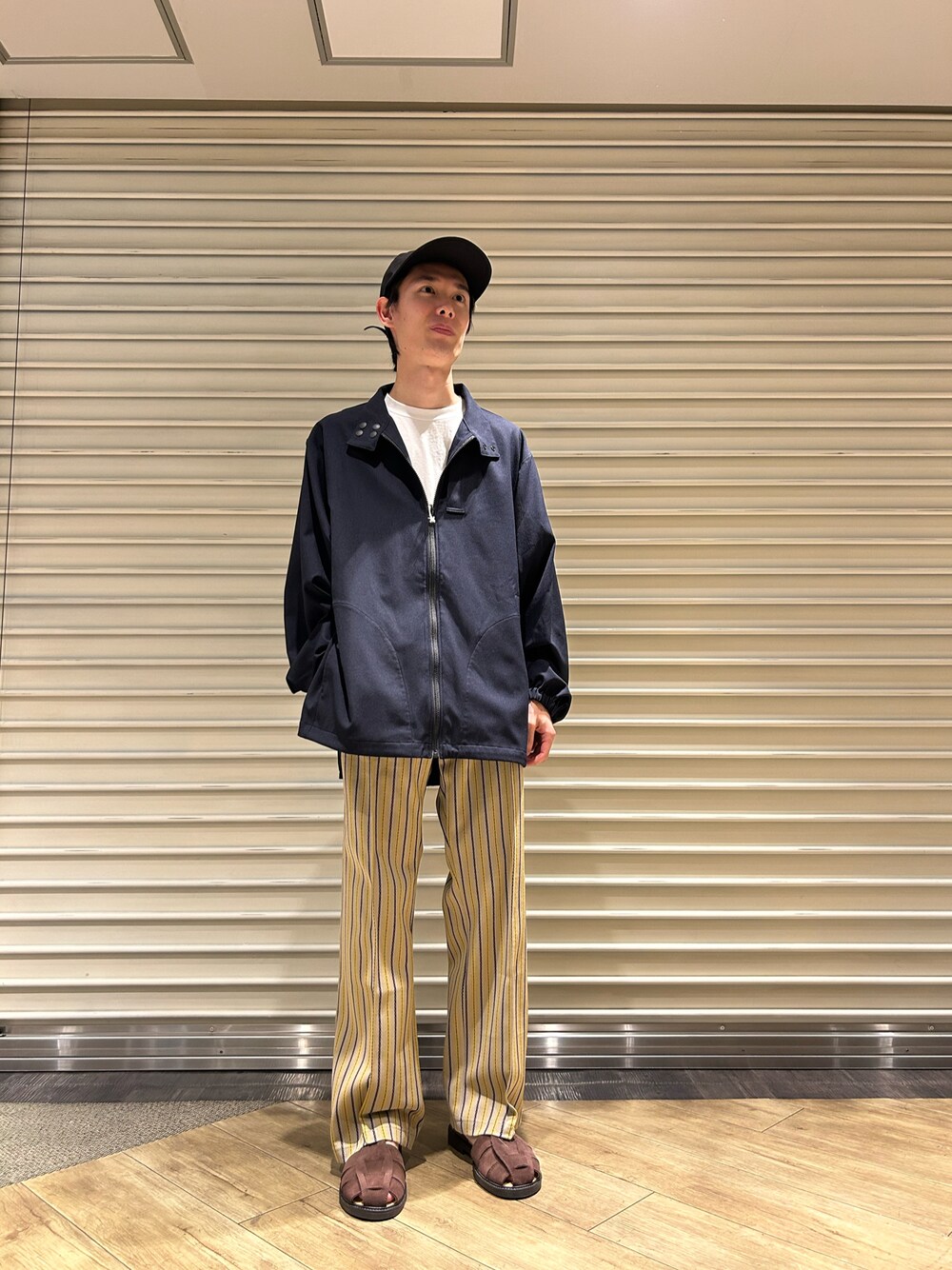 「アーバンリサーチ、アーバンリサーチiD、春コーデ、休日スタイル、メンズファッション」｜「URBAN RESEARCHのアイテム（キャップ、ブラック系）」を使った、yusakuさん（メンズ・170cm）の春コーディネートの1枚目の写真