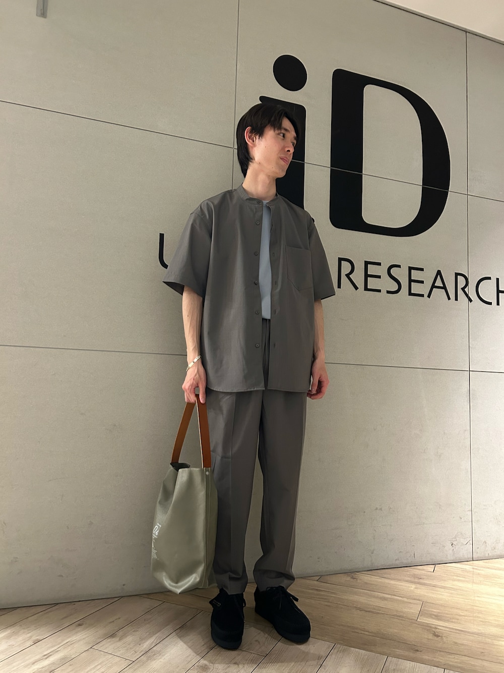 「春コーデ、オトナカジュアル、休日スタイル、シンプル、メンズファッション、アーバンリサーチ、アーバンリサーチiD」｜「URBAN RESEARCHのアイテム（シャツ/ブラウス、グレー系）」を使った、yusakuさん（メンズ・170cm）の春コーディネートの1枚目の写真