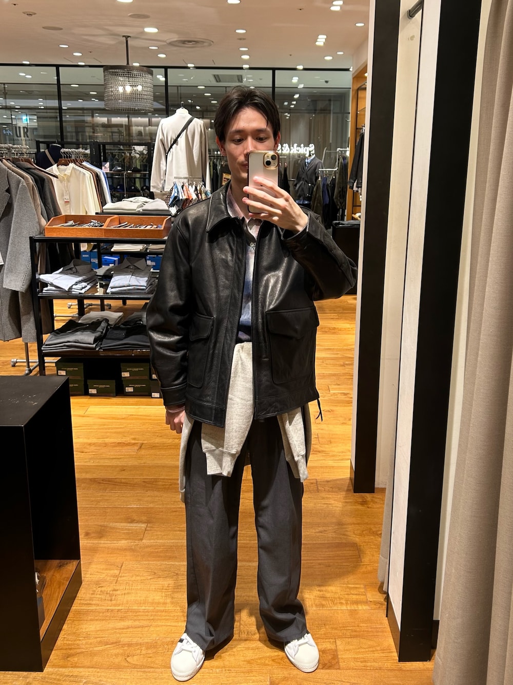 ホワイト系のスニーカー、その他のシャツ/ブラウス、ブラック系のその他アウターを着用したメンズの秋コーディネートの1枚目の写真