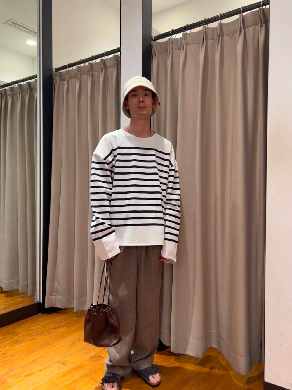 「休日スタイル、低身長コーデ、サンダルコーデ、旅行コーデ、初夏のお出かけコーデ、ここでしか手に入らない別注アイテム、私のイチ推しブランド、初夏のお出掛けコーデ、外遊びコーデ、細身コーデ、ベーシックアイテムで作る最旬コーデ、スタッフが狙う春の新作、初夏パンツ」｜「URBAN RESEARCHのLINEN PIN HEAD TUCK PANTS（その他パンツ、グレー系）」を使った、yusakuさん（メンズ・170cm）の春コーディネートの1枚目の写真