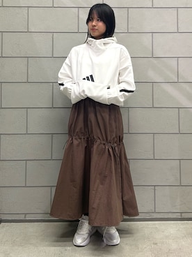 adidasのパーカーを使った「ロングスカート」の人気ファッション
