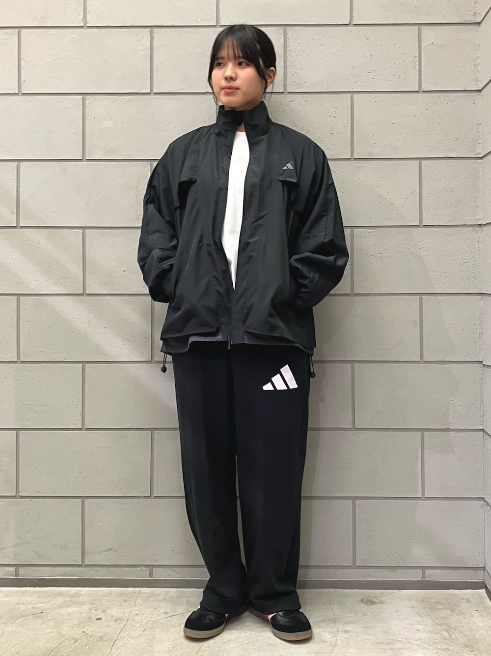「スウェットパンツ、スニーカー、adidas、ジャージ、スポーツウェア、アディダス、ナイロンジャケット、長袖Tシャツ、サンバ、ウーブンジャケット」｜「adidasのワーディング ウーブンジャケット / アディダス adidas（ナイロンジャケット、ブラック系）」を使った、SAさん（レディース・160cm）の冬コーディネートの1枚目の写真