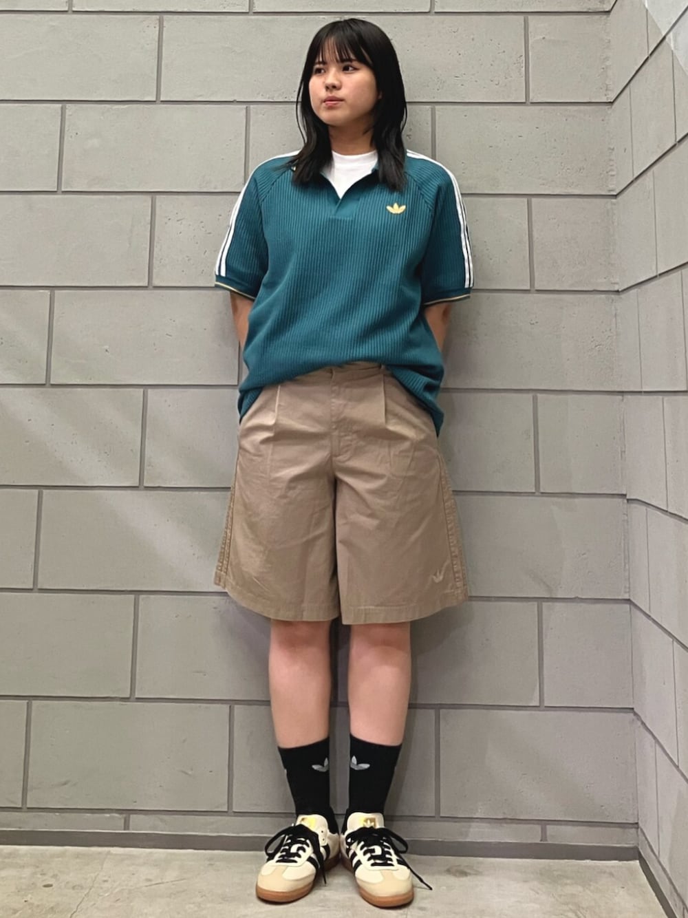 「夏コーデ、夏だ！Tシャツ着よう！、ショーツ、ショーツスタイル、ショートパンツ、ポロシャツ、ニットポロ、スニーカー、スニーカーコーデ、スニーカー女子、スニーカー好きと繋がりたい、カジュアル、カジュアルコーデ、カジュアルスタイル」｜「adidasのアディダス オリジナルス ワッフル ニット ポロシャツ / アディダスオリジナルス adidas Originals（ポロシャツ、グリーン系）」を使った、SAさん（レディース・160cm）の春コーディネートの1枚目の写真