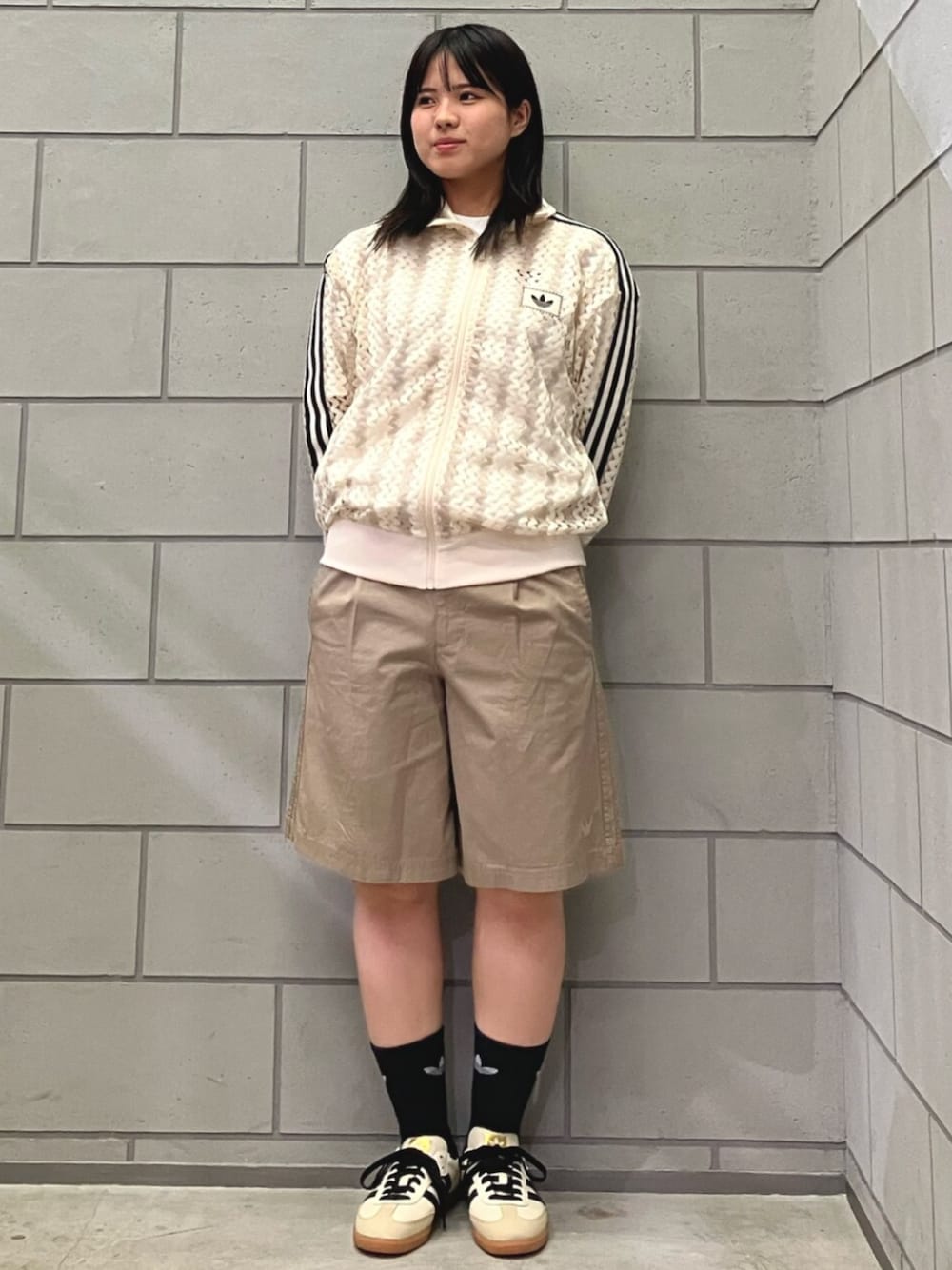 「トラックジャケット、ショートパンツ、ショーツ、ショーツスタイル、春コーデ、春夏コーデ、夏コーデ、夏だ！Tシャツ着よう！、スニーカー、スニーカーコーデ、スニーカー女子、スニーカー×靴下、スニーカー好きと繋がりたい、シンプルコーデ、シンプルスタイル」｜「adidasのアディダス オリジナルス サマーグロー ファイヤーバード トラックトップ / ジャージ / アディダスオリジナルス adidas Originals（ジャージ、ホワイト系）」を使った、SAさん（レディース・160cm）の春コーディネートの1枚目の写真