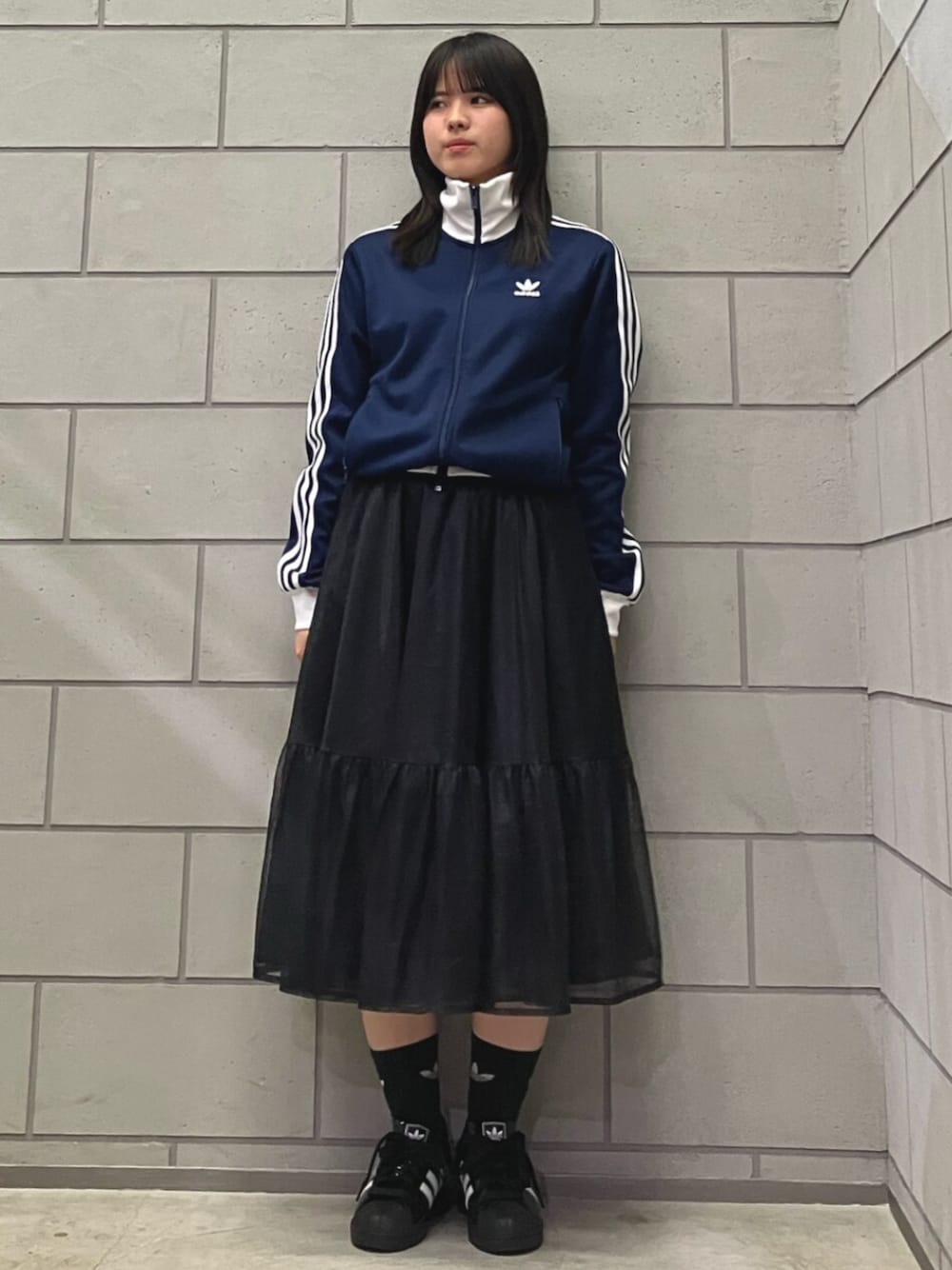 「カジュアル、カジュアルコーデ、カジュアルガーリー、カジュアルスタイル、トラックジャケット、トラックトップ、ロングスカート、シンプル、シンプルコーデ、シンプルスタイル、シンプルおしゃれが好き、春コーデ、春夏コーデ、春アウター」｜「adidasのアディカラー クラシックス ベッケンバウアー トラックトップ / ジャージ / アディダスオリジナルス adidas Originals（ジャージ、ブルー系）」を使った、SAさん（レディース・160cm）の春コーディネートの1枚目の写真