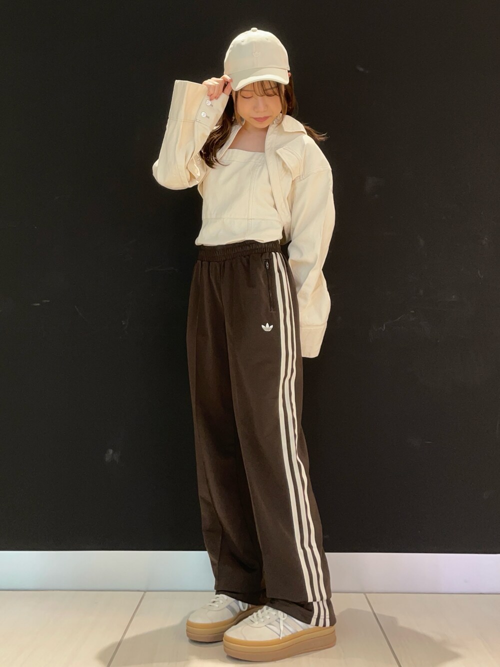 「スニーカー、キャップ、adidas、ジャージ、アディダス、トラックパンツ、adidas originals、アディダスオリジナルス、ベッケンバウアー、ガゼル」｜「adidasのベッケンバウアートラックパンツ（ジェンダーニュートラル） / ジャージ / アディダスオリジナルス adidas Originals（スウェットパンツ、ブラウン系）」を使った、IRさん（レディース・150cm）の秋コーディネートの1枚目の写真