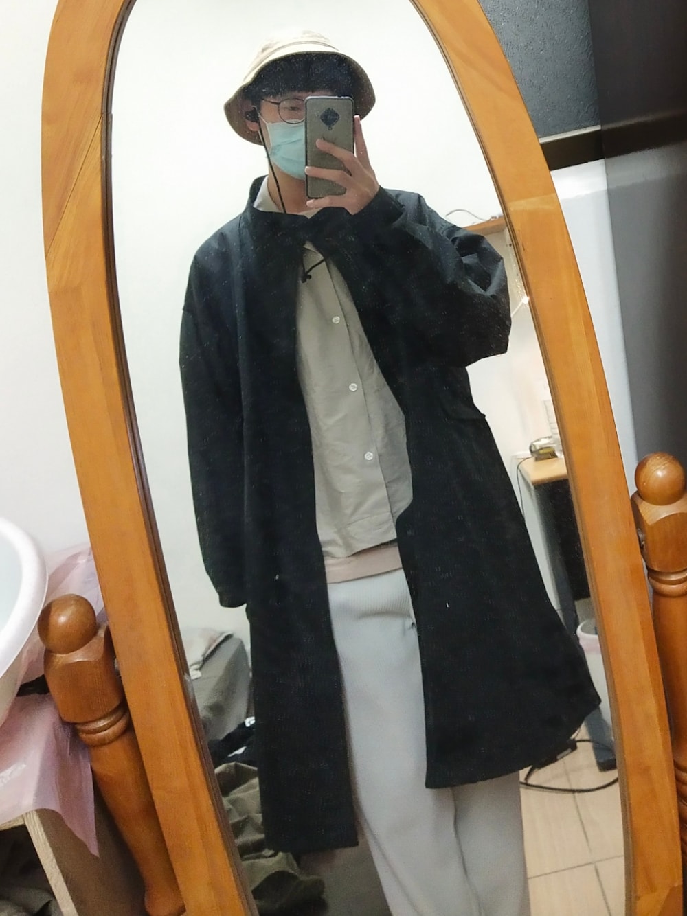 ベージュ系のトップス、ベージュ系のTシャツ/カットソー、ブラック系のミリタリージャケットを着用したメンズの春コーディネートの1枚目の写真