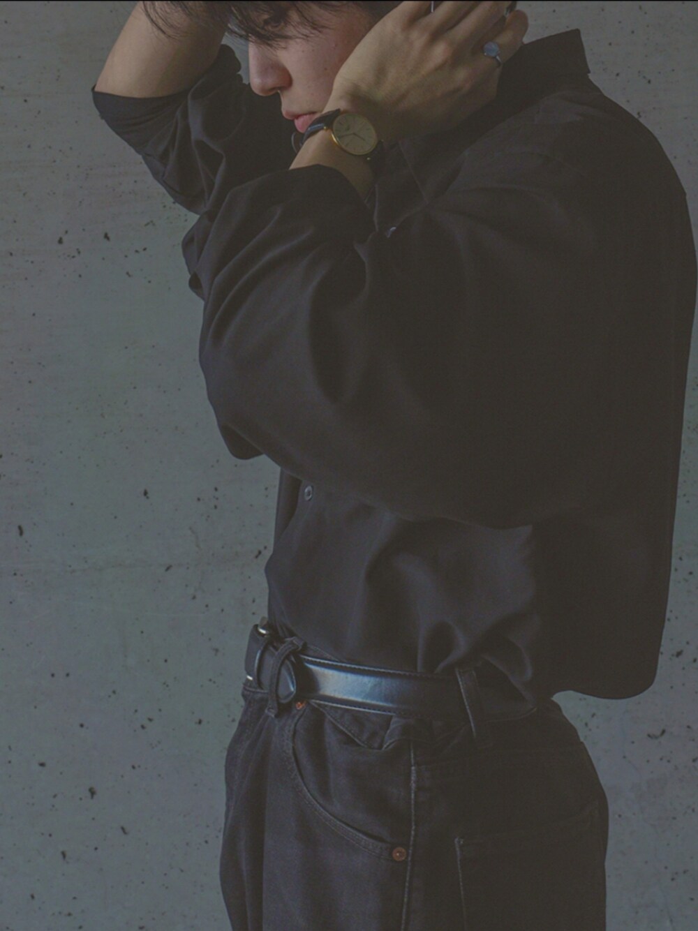 ブラック系のシャツ/ブラウス、ブラック系のデニムパンツを着用したメンズの秋コーディネートの1枚目の写真