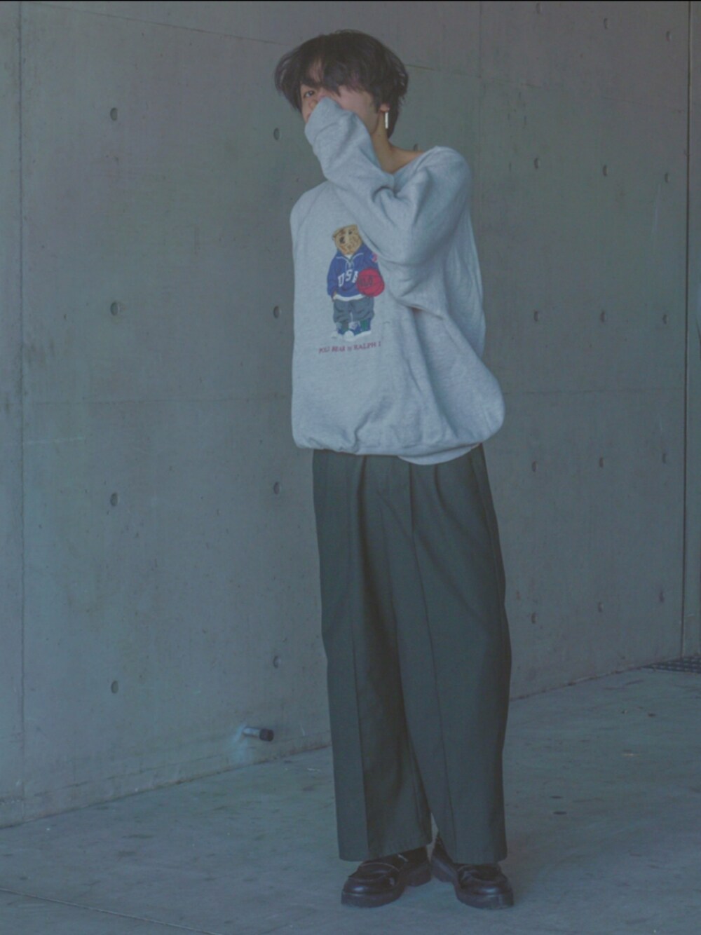 グリーン系のスラックス、グレー系のスウェットを着用したメンズの秋コーディネートの1枚目の写真