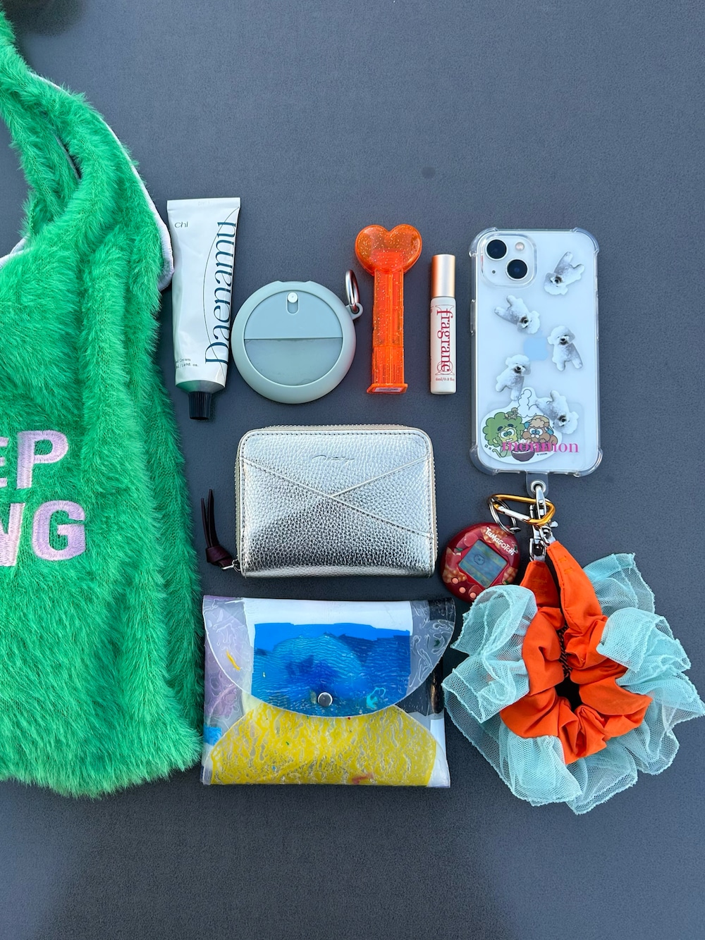 グリーン系のトートバッグ、ホワイト系のハンドケア/ハンドクリーム、グリーン系のヘアオイル/ヘアミルクを着用したレディースの秋コーディネートの1枚目の写真