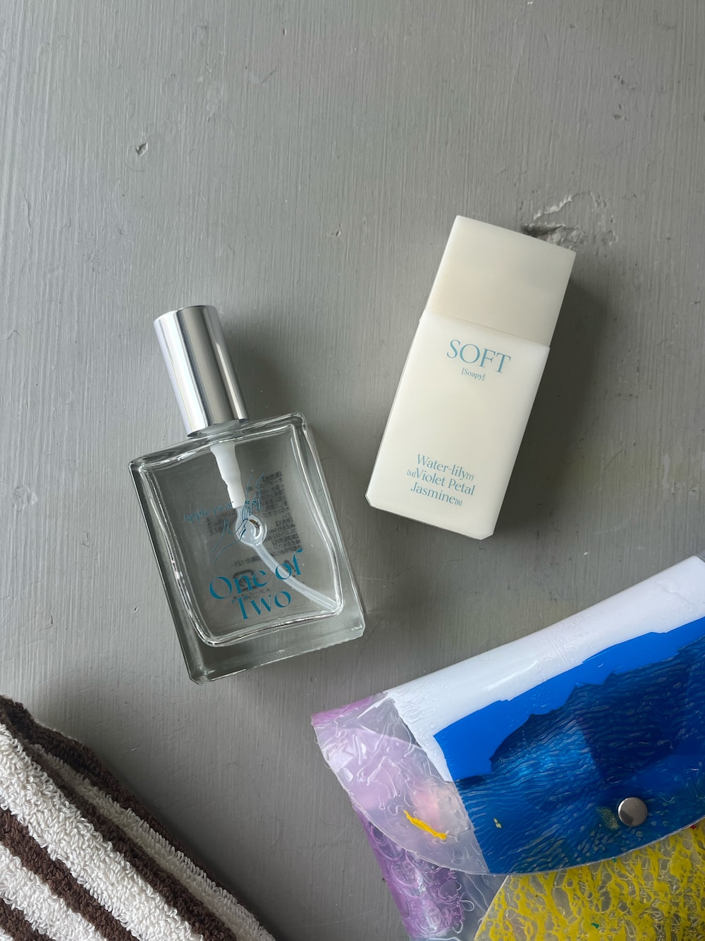 ブルー系の香水、ホワイト系のハンドケア/ハンドクリームを着用したレディースの夏コーディネートの1枚目の写真