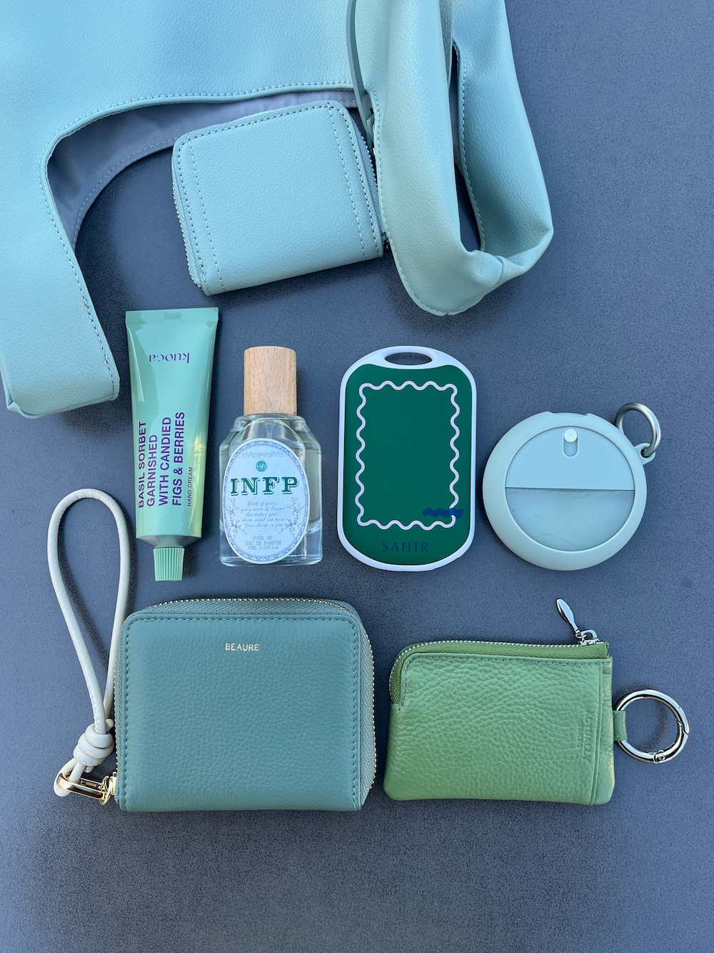 グリーン系のハンドバッグ、グリーン系のヘアオイル/ヘアミルク、グリーン系の生活家電を着用したレディースの秋コーディネートの1枚目の写真