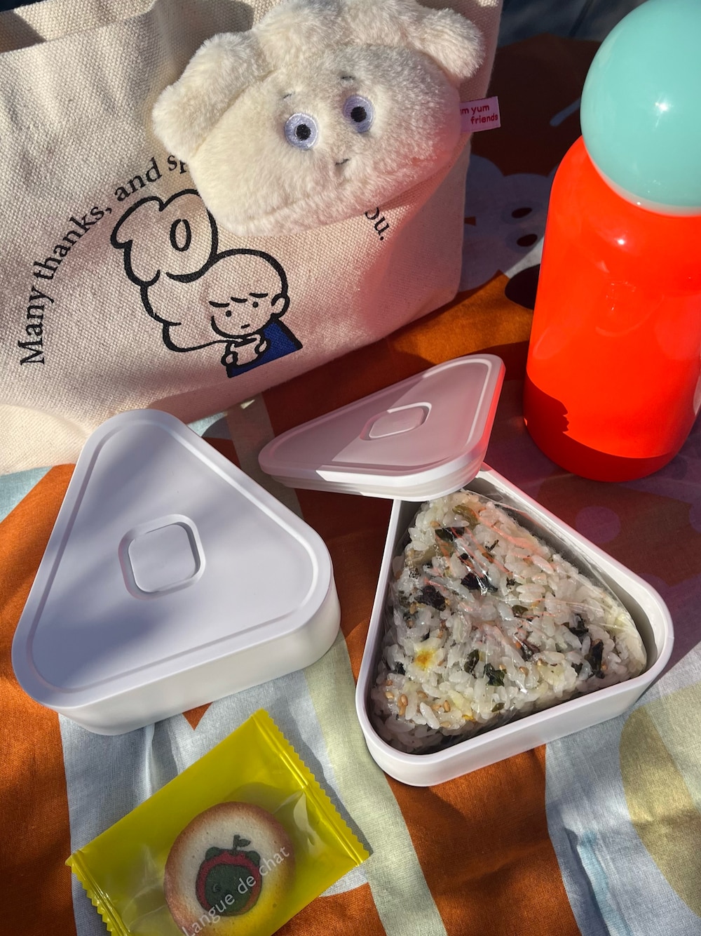 ホワイト系のお弁当箱、ホワイト系のチャームを着用したレディースの冬コーディネートの1枚目の写真