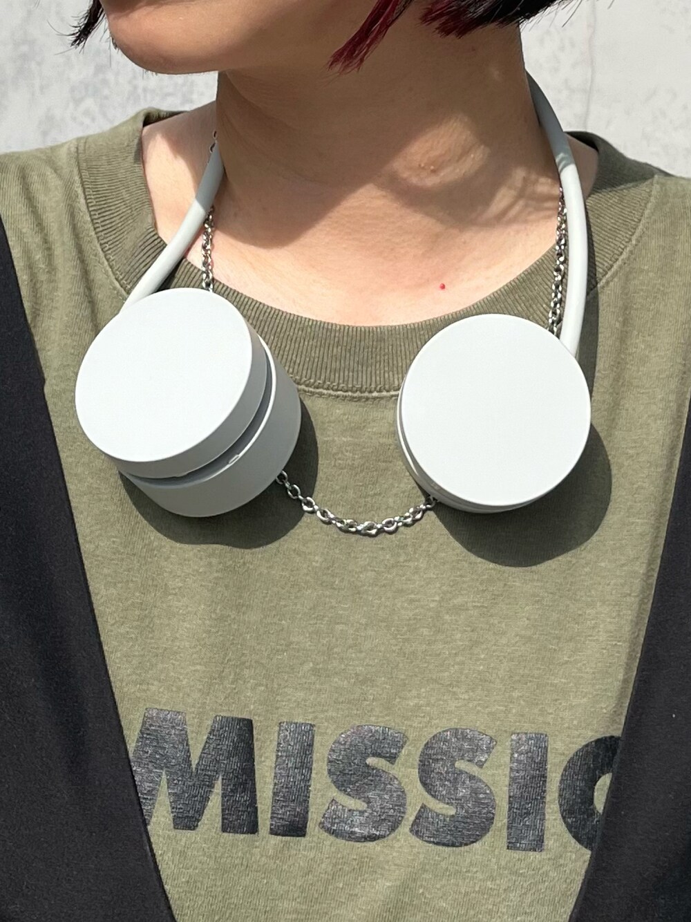 グリーン系のTシャツ/カットソー、グレー系の生活家電を着用したレディースの春コーディネートの1枚目の写真