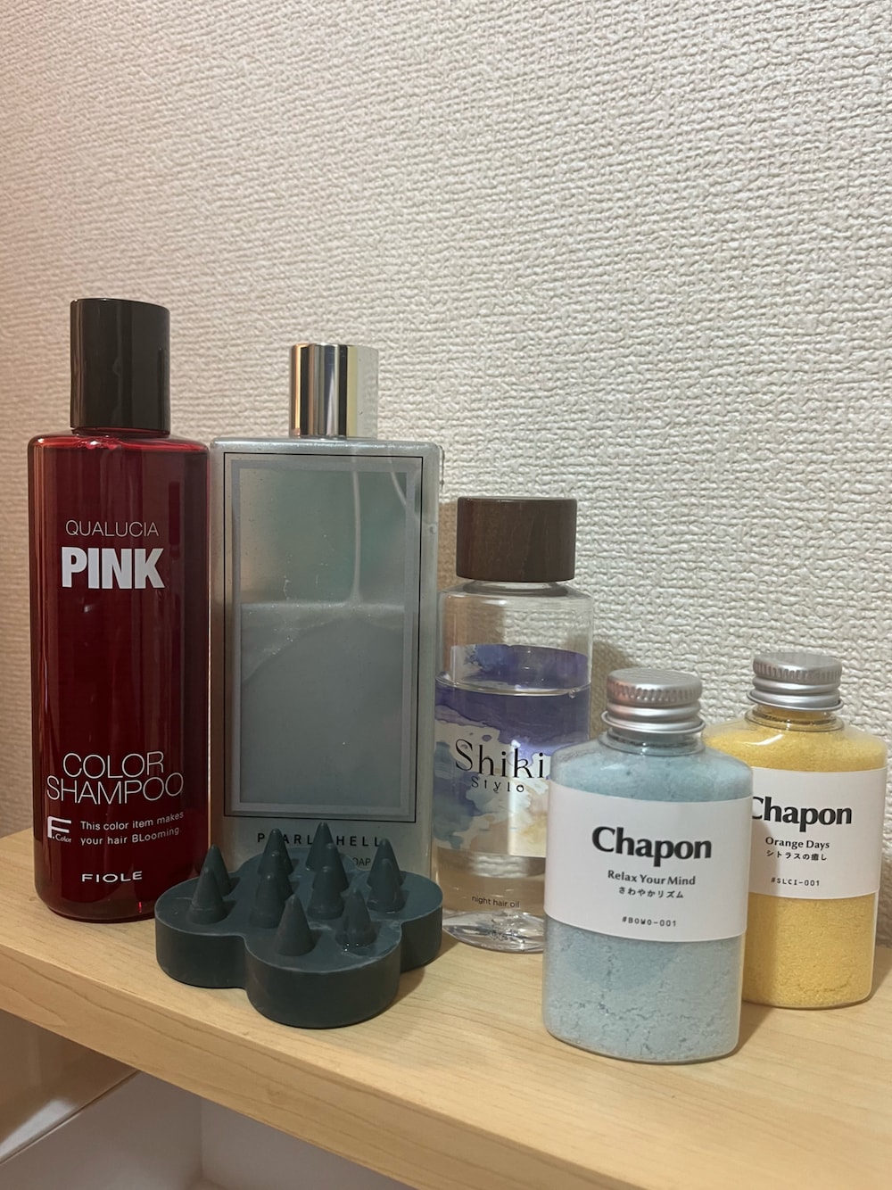 シルバー系の石鹸/ボディソープ、その他のヘアオイル/ヘアミルク、その他の入浴剤・バスケアを着用したレディースの春コーディネートの1枚目の写真