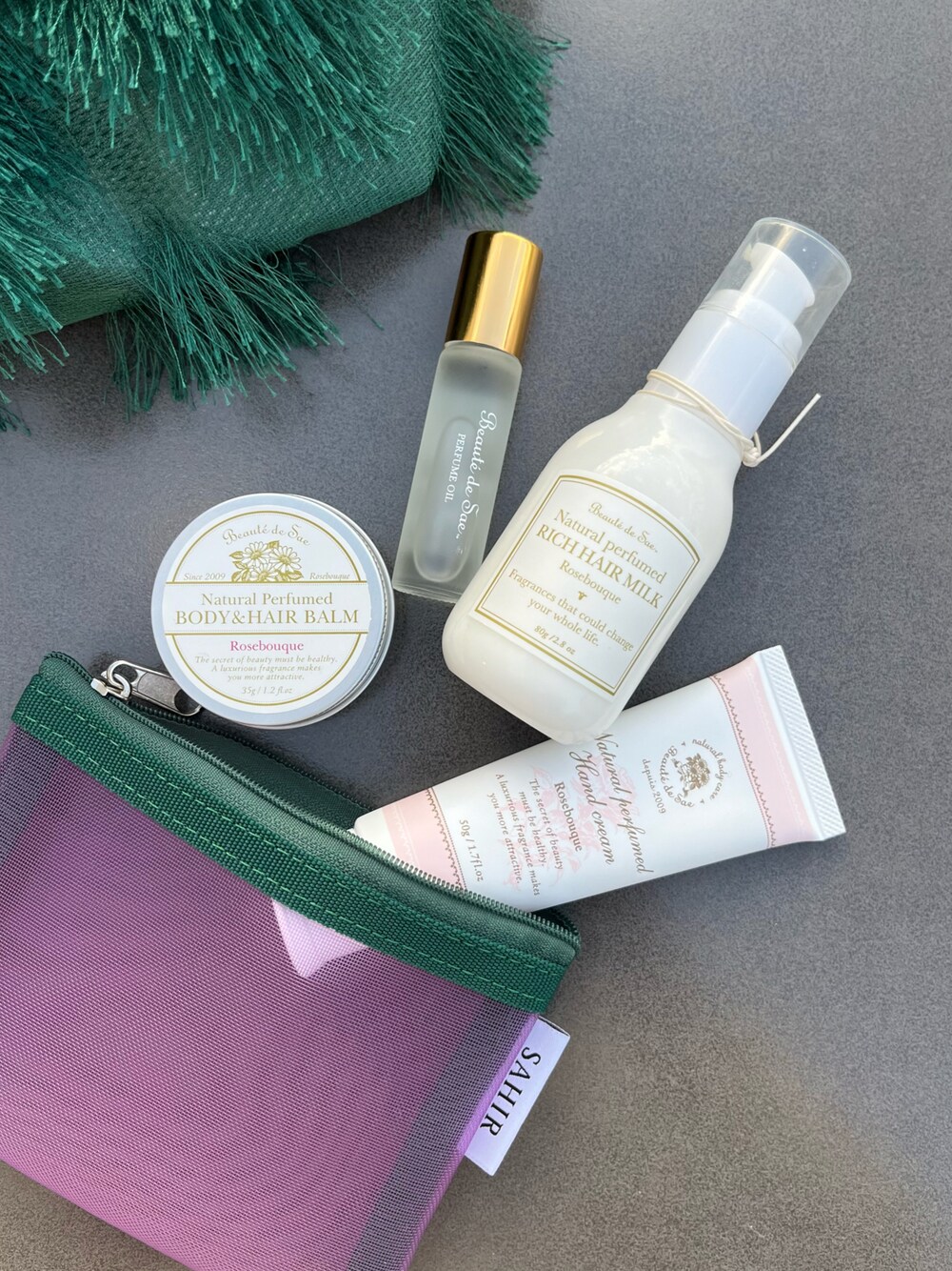 ピンク系のボディケア/ボディクリーム、ピンク系の香水、ピンク系のヘアオイル/ヘアミルクを着用したレディースの春コーディネートの1枚目の写真