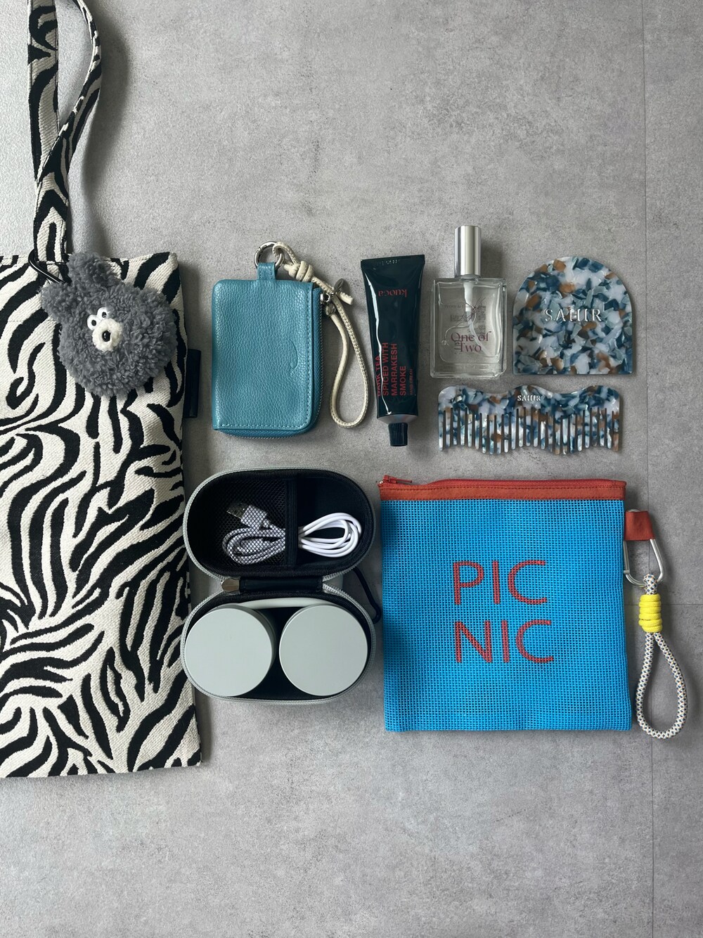 ホワイト系のトートバッグ、グレー系の生活家電、グレー系のヘッドフォン/イヤホンを着用したレディースの夏コーディネートの1枚目の写真