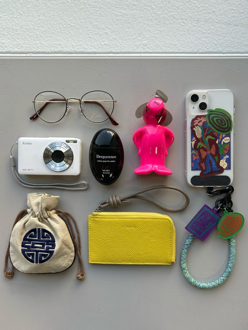 イエロー系の財布、ホワイト系のカメラ/カメラグッズ、ブラック系のハンドケア/ハンドクリームを着用したレディースの春コーディネートの1枚目の写真