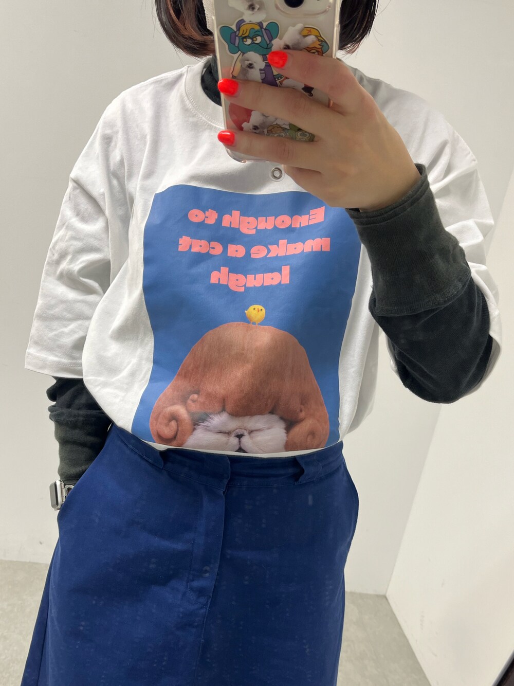 ブルー系のTシャツ/カットソー、ブルー系のスカート、ブラック系のトップスを着用したレディースの冬コーディネートの1枚目の写真