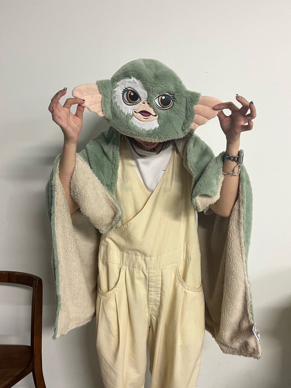 グリーン系のインテリア雑貨を着用したレディースの秋コーディネートの1枚目の写真