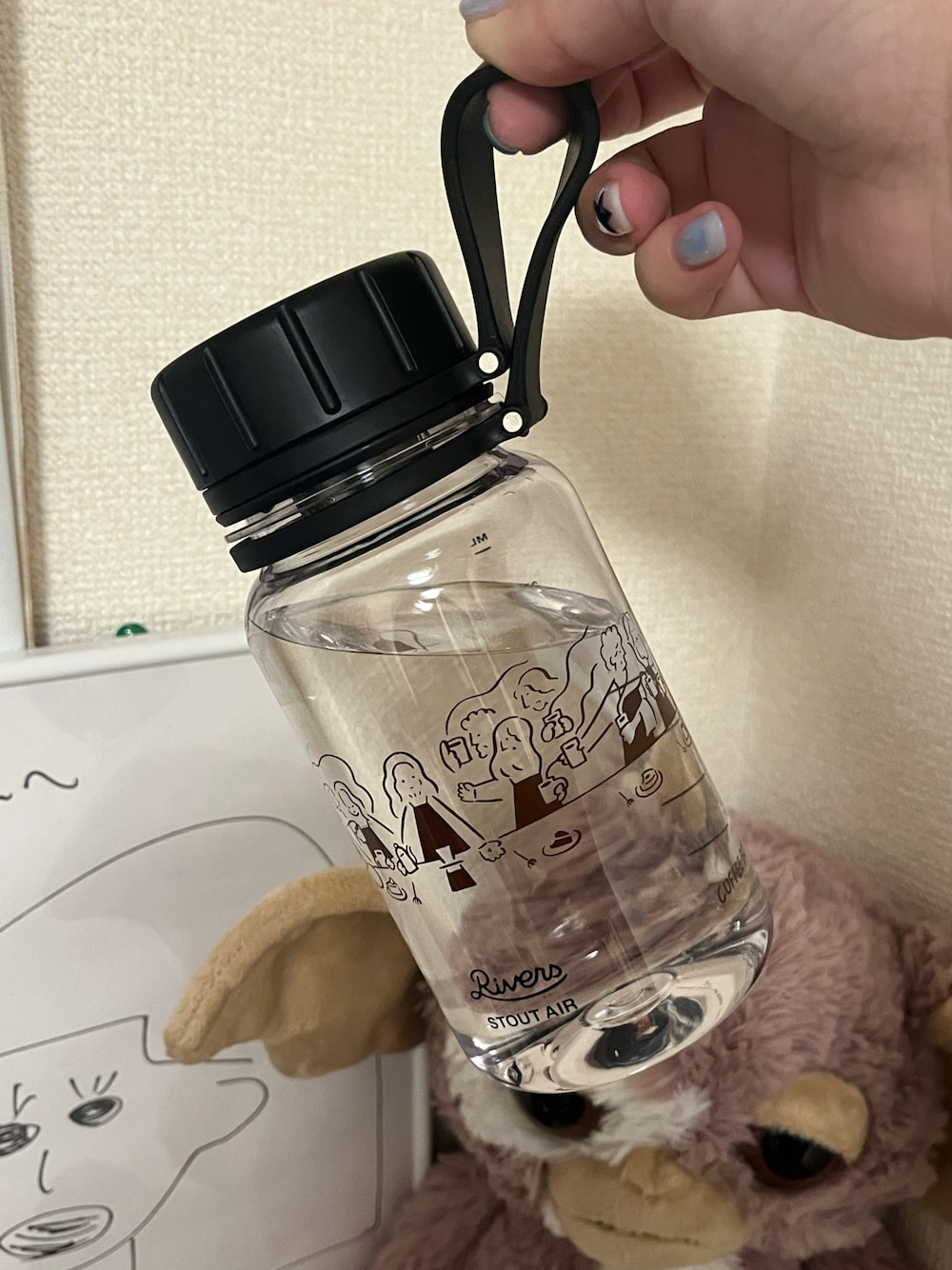 ブラック系の水筒を着用したレディースの秋コーディネートの1枚目の写真