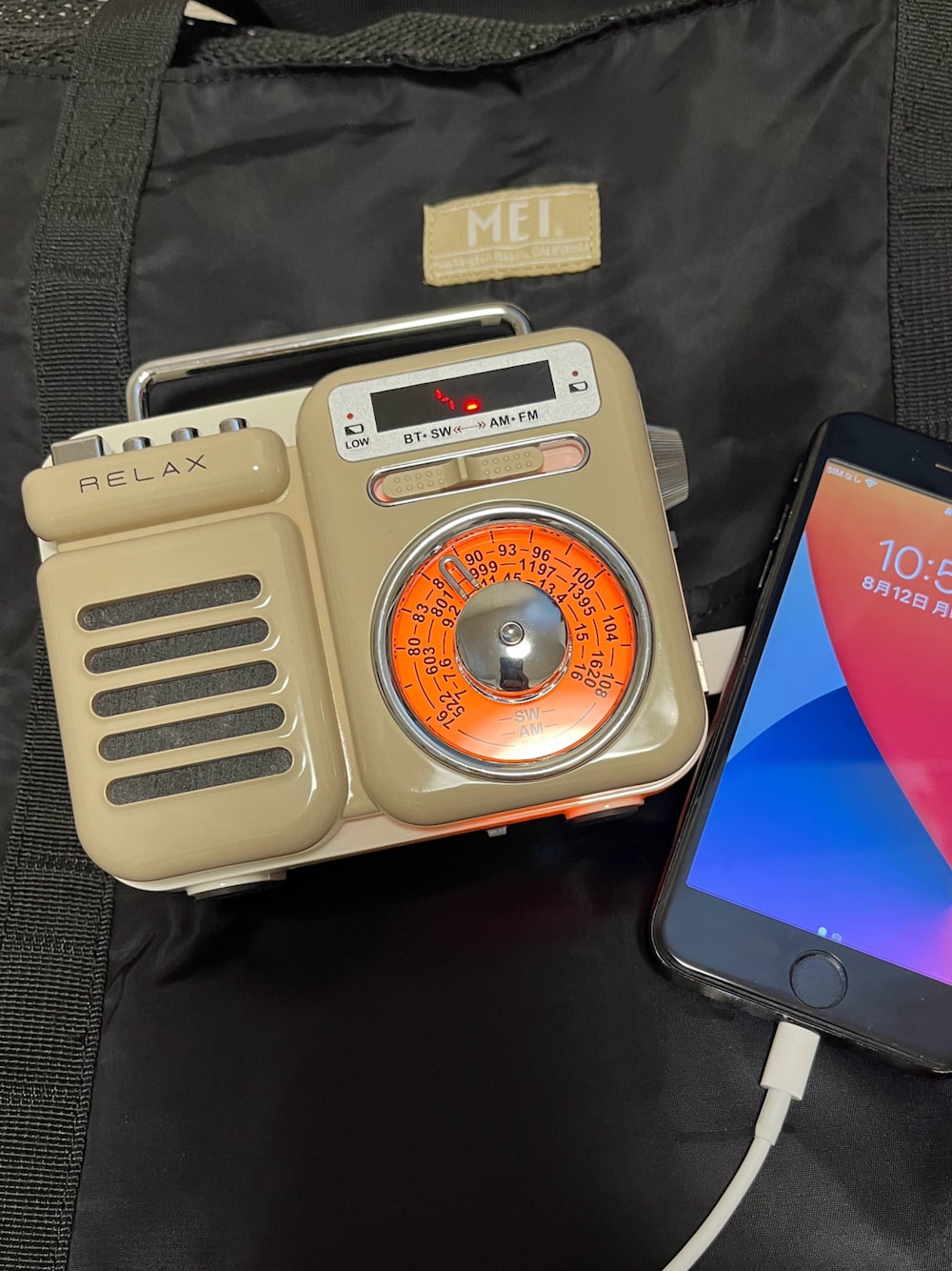 ベージュ系のスピーカーを着用したレディースの夏コーディネートの1枚目の写真