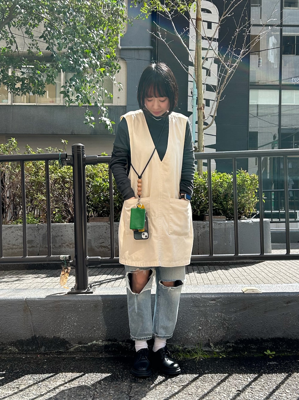 ホワイト系のベスト、ブラック系のTシャツ/カットソー、ブラック系のローファーを着用したレディースの春コーディネートの1枚目の写真