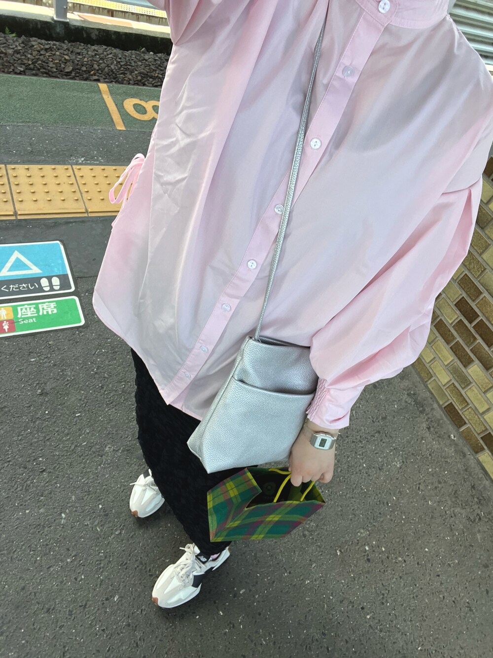「&. NOSTALGIAのアイテム（シャツ/ブラウス、ピンク系）」を使った、mok0108さん（レディース・161cm）の春コーディネートの1枚目の写真