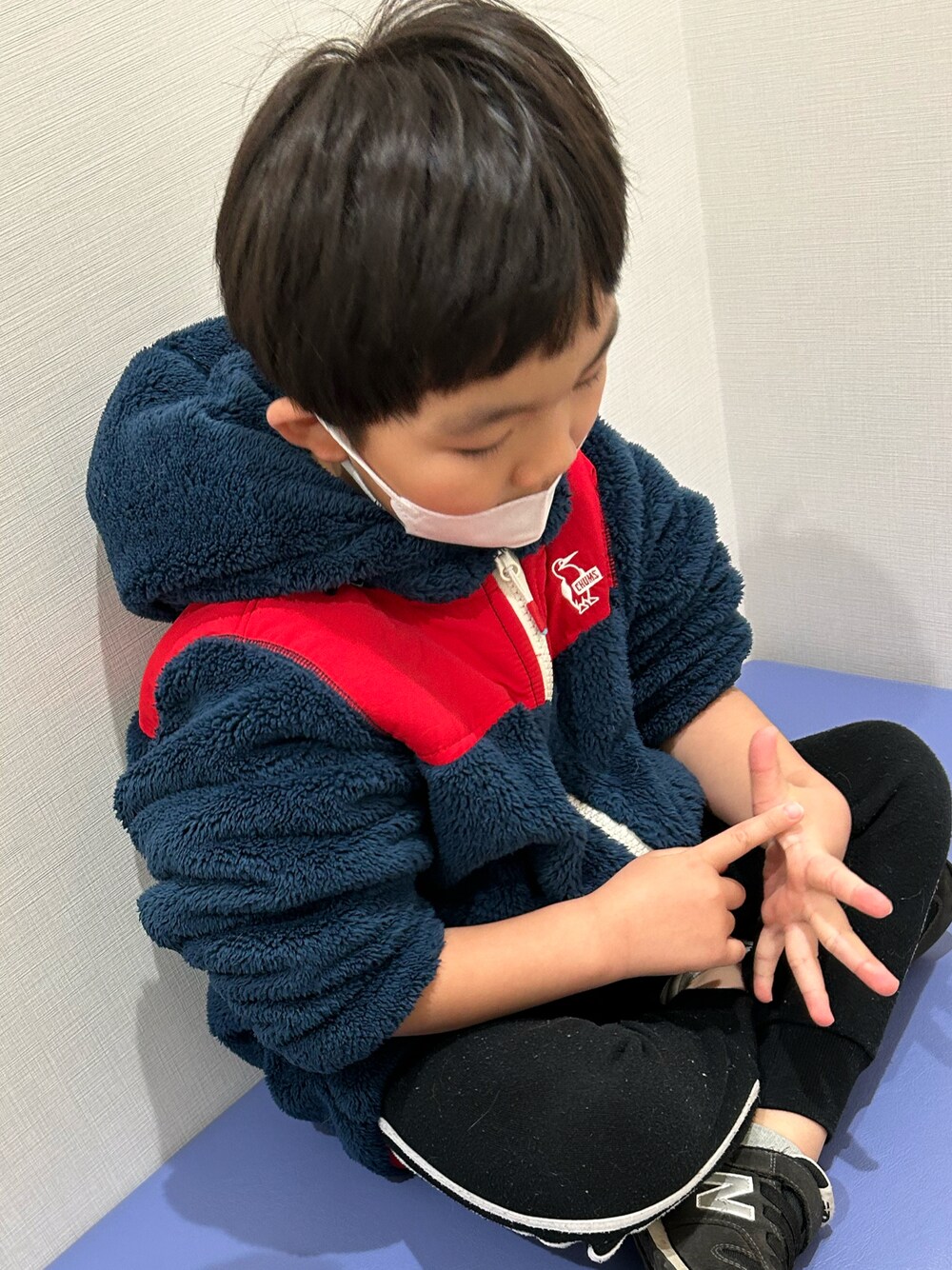 「冬のコーデ、キッズコーデ、キッズファッション、おとこのこーで、おとこのこ、男の子コーデ、モコモコアウター」｜「CHUMSのアイテム（ジャケット/アウター、ブルー系）」を使った、bmoonmさん（キッズ・120cm）の春コーディネートの1枚目の写真