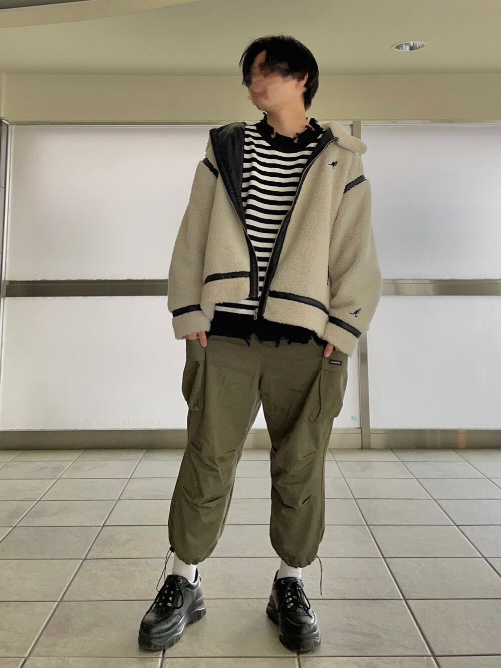 「未来のWEARISTAプロジェクト、秋冬コーデ、ボーダー、ニット、ダメージ、ストリート、スニーカーコーデ、ブラック、冬アウター、冬、大学生、カジュアル、厚底シューズ、おしゃれさんと繋がりたい、グリーン」｜「aimohaのユニセックス オーバーサイズダメージニット（ニット/セーター、ブラック系）」を使った、きいろさん（メンズ・173cm）の冬コーディネートの1枚目の写真