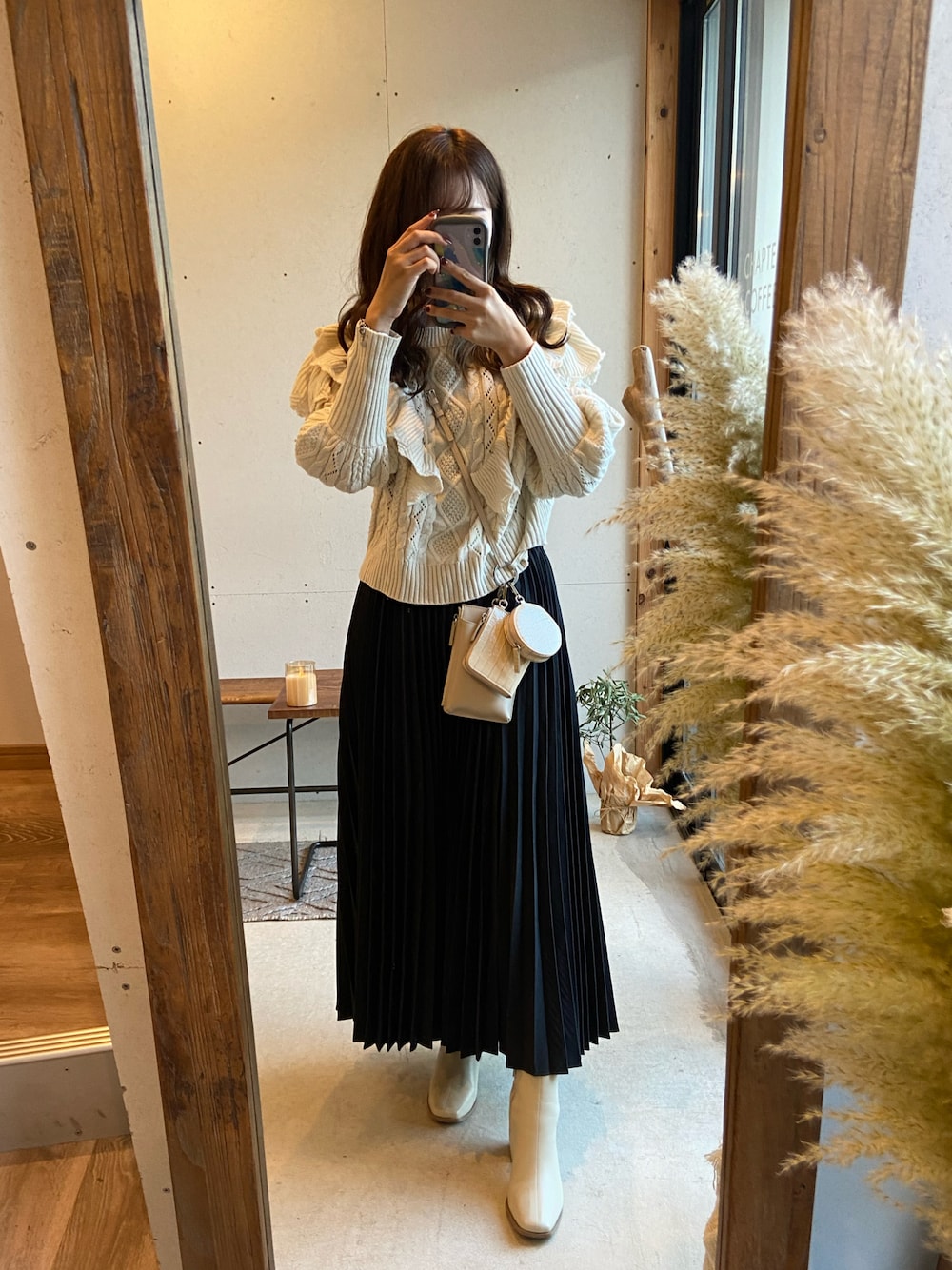 「冬コーデ、モノトーン、ロングスカート、休日スタイル、白ニット、ootd、スカートスタイル、カフェ、黒スカート、wcloset、ダブルボタン、マルチショルダー、ニット/セーター、おしゃれさんと繋がりたい、休日コーデ」｜「w closetのアイテム（ニット/セーター、ホワイト系）」を使った、mさん（レディース・160cm）の秋コーディネートの1枚目の写真