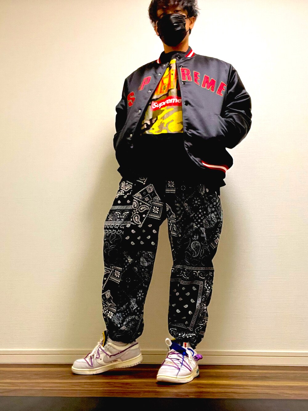 「スタジャン、シュプリーム、ナイキ、オフホワイト、ペイズリー、オーバーサイズ」｜「Supreme のアイテム（Tシャツ/カットソー、ブラック系）」を使った、たかなすさん（メンズ・174cm）の冬コーディネートの1枚目の写真