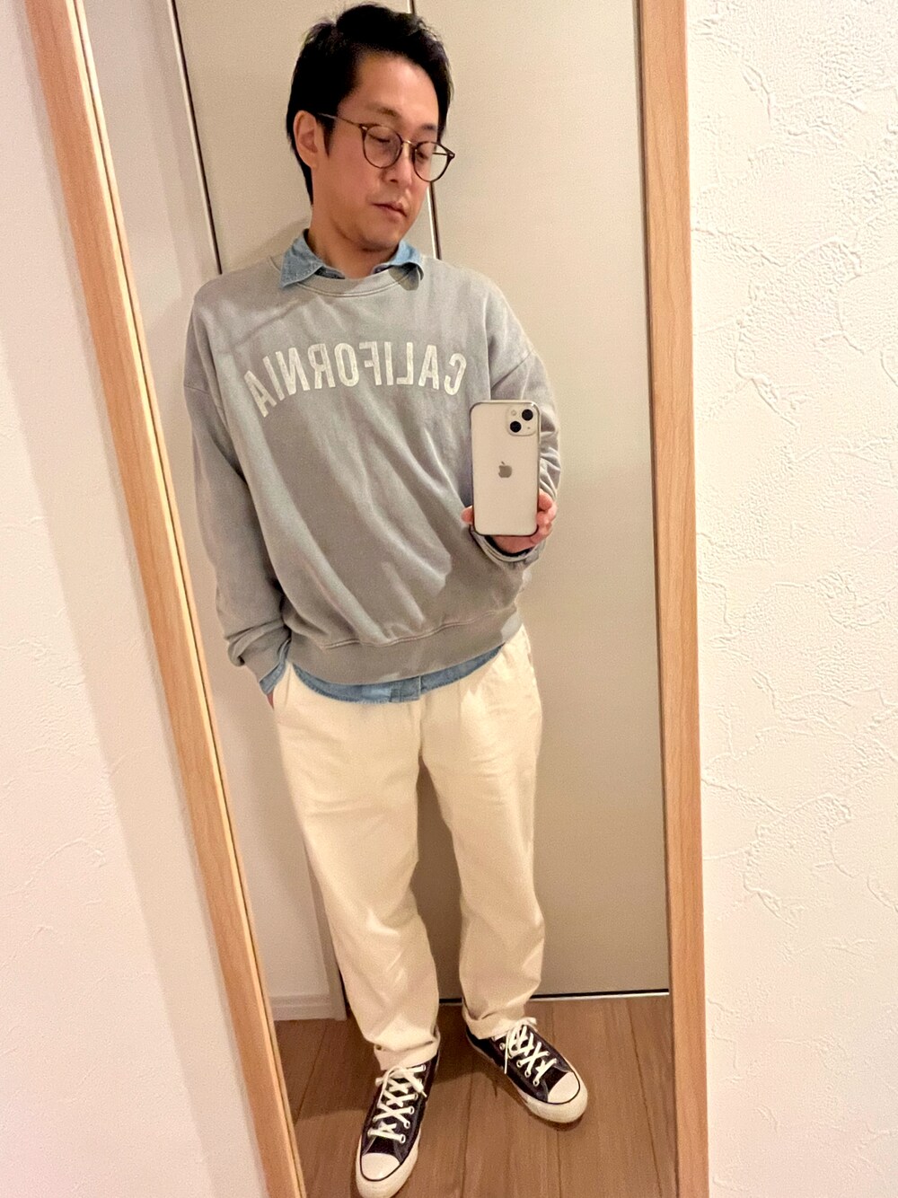 「シンプル、白パンツ、GU、コンバース、古着、プチプラ、シェフパンツ」｜「GUのアイテム（パンツ、ホワイト系）」を使った、いとてさん（メンズ・164cm）の秋コーディネートの1枚目の写真
