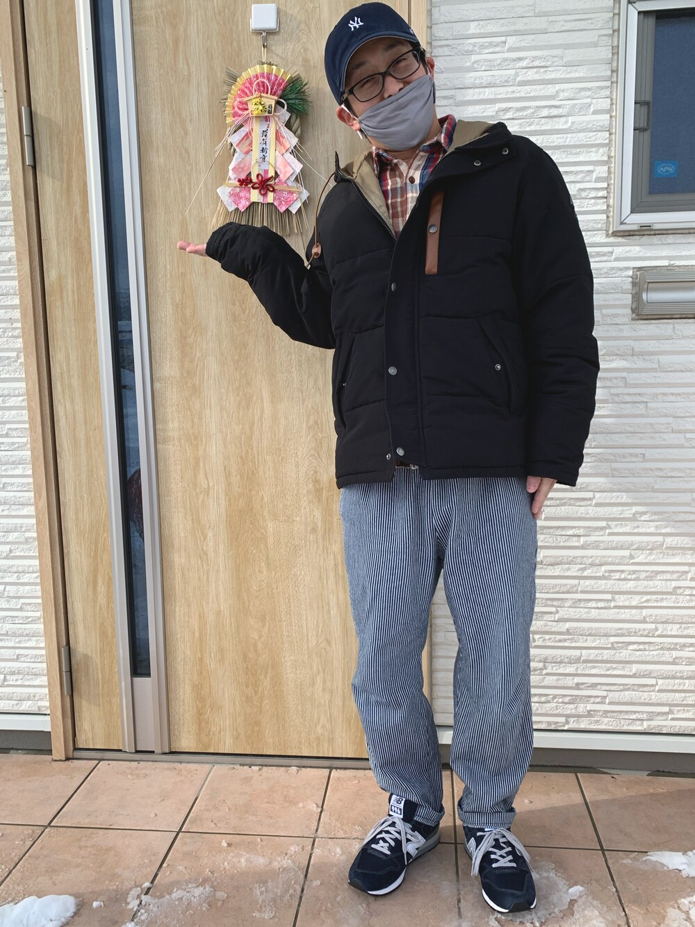 「冬コーデ、あったかコーデ、アウター、キャップ、GU、New Balance、ニューバランス、アメカジ、あけましておめでとうございます！、40代ファッション、めがね、ストライプ、ネイビー」｜「GUのアイテム（パンツ、ブルー系）」を使った、いとてさん（メンズ・164cm）の冬コーディネートの1枚目の写真