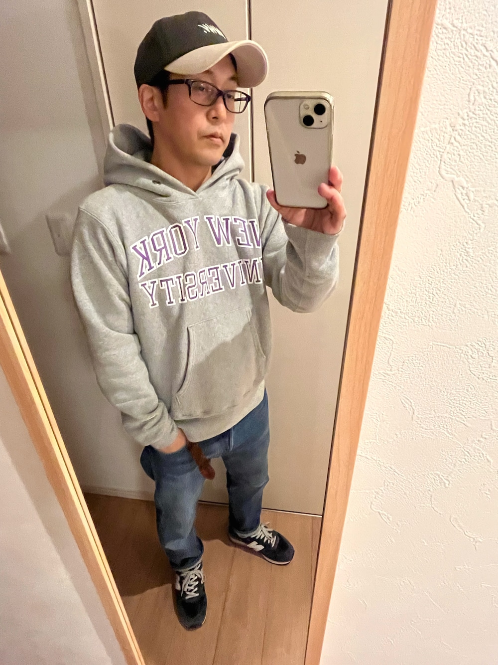 「アメカジ、パーカー、ジーンズ、キャップ、グレー、シンプルコーデ、めがね、Champion、New Balance、Levi's」｜「ChampionのCHAMPION/チャンピオン リバースウィーブ カレッジロゴ パーカー C5-U107（パーカー、グレー系）」を使った、いとてさん（メンズ・164cm）の秋コーディネートの1枚目の写真