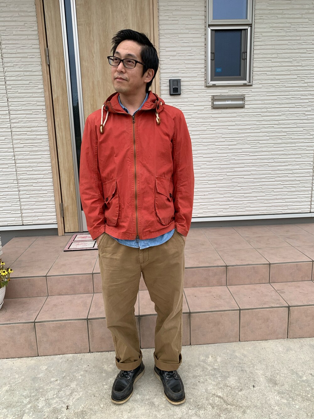 「休日スタイル、今日のコーデ、レッドウィング、パーカー、チノパン、めがね、GAP、ピンク、秋、アメカジ」｜「GAPのワイドレッグ チノ（チノパンツ、ベージュ系）」を使った、いとてさん（メンズ・164cm）の秋コーディネートの1枚目の写真