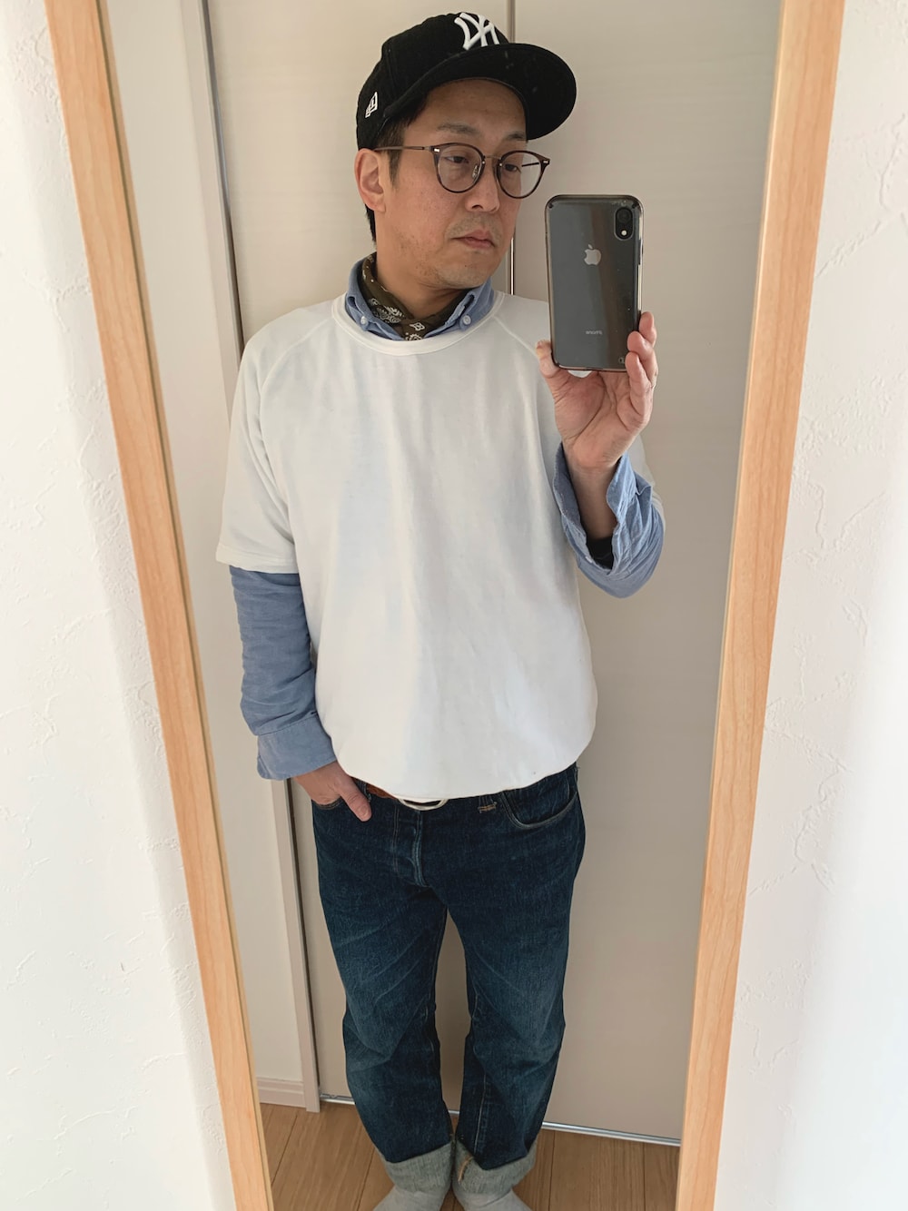 「シンプルコーデ、40代ファッション、NEW ERA、スウェット、シャンブレーシャツ、キャップ、ジーンズ、ジーパン、めがね、ネッカチーフ」｜「NEW ERAのニューエラ キャップ スナップバック 9FORTY MLB NEW ERA（キャップ、ブラック系）」を使った、いとてさん（メンズ・164cm）の春コーディネートの1枚目の写真