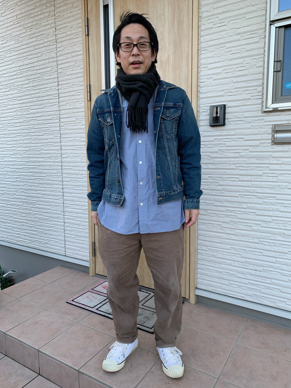 「オーバーサイズ、40代ファッション、コーデュロイパンツ、ジージャン、マフラー、冬コーデ」｜「GUのアイテム（パンツ、ブラウン系）」を使った、いとてさん（メンズ・164cm）の秋コーディネートの1枚目の写真