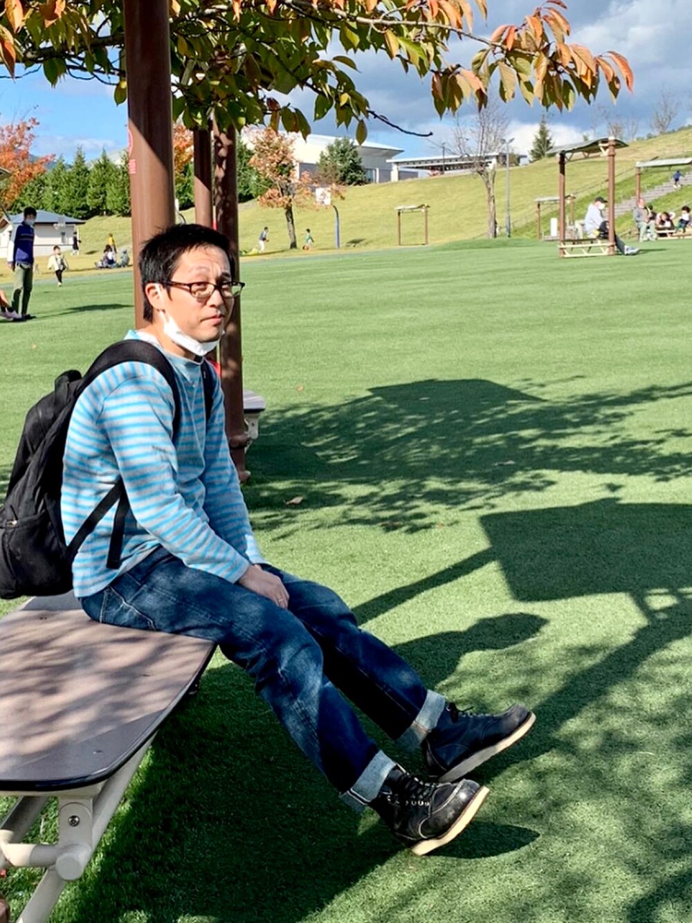 「秋コーデ、40代ファッション、ボーダー、セントジェームス、レッドウィング、公園、休日スタイル、ジーンズ、NikeSB」｜「SAINT JAMESのアイテム（Tシャツ/カットソー、ブルー系）」を使った、いとてさん（メンズ・164cm）の秋コーディネートの1枚目の写真