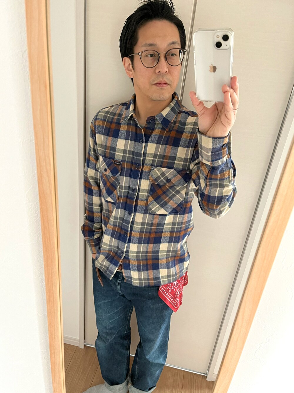「シンプルコーデ、アメカジ、バンダナ、ジーンズ、めがね、チェックシャツ」｜「STEVENSON OVERALL CO.のStevenson Overall Rigid（デニムパンツ、ブルー系）」を使った、いとてさん（メンズ・164cm）の春コーディネートの1枚目の写真