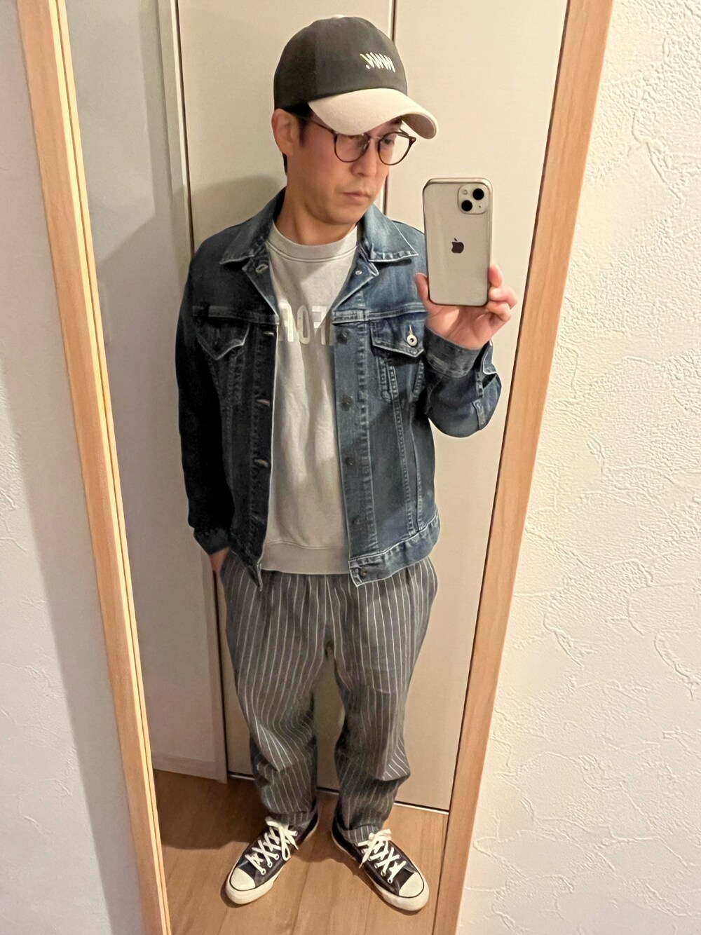 「秋冬コーデ、メンズコーデ、グレー、古着MIX、古着、ジージャン、GU、UNIQLO、ワイドパンツ、スウェット、キャップ、プチプラ、コンバース」｜「UNIQLOのアイテム（デニムジャケット、ブルー系）」を使った、いとてさん（メンズ・164cm）の秋コーディネートの1枚目の写真