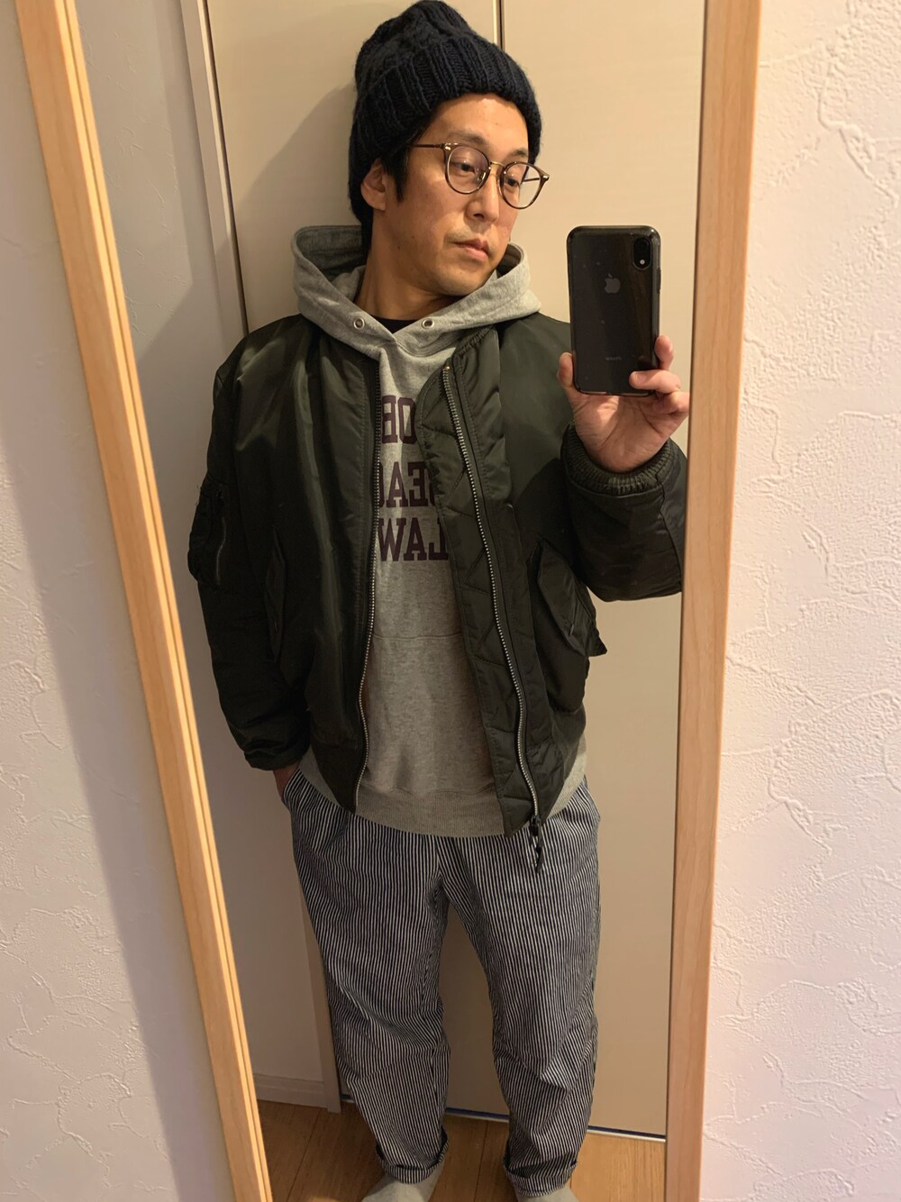 「MA-1、ミリタリー、ニット帽、めがね、パーカー、GU、alpha、40代ファッション、アメカジ、チャンピオン、冬コーデ」｜「GUのアイテム（パンツ、ブルー系）」を使った、いとてさん（メンズ・164cm）の冬コーディネートの1枚目の写真