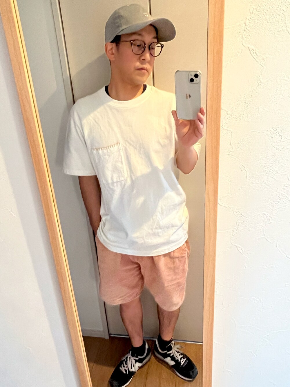 「夏、ラフコーデ、ハーフパンツ、スニーカー、キャップ、めがね、ピンク、白Tシャツ、シンプル、オーバーサイズ」｜「古着のアイテム（キャップ、シルバー系）」を使った、いとてさん（メンズ・164cm）の春コーディネートの1枚目の写真