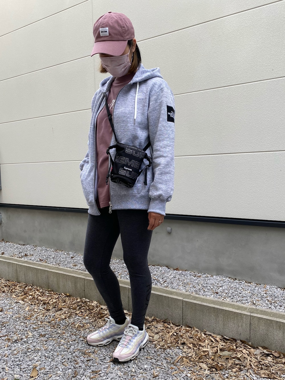 「NIKE、キャップ、パーカー、supreme、スニーカーコーデ、お出かけコーデ、THE NORTH FACE、シンプルコーデ、グレーパーカー、ROXY、秋冬コーデ、MFC STORE」｜「MFC STOREのアイテム（キャップ、ピンク系）」を使った、よーさん（レディース・165cm）の冬コーディネートの1枚目の写真
